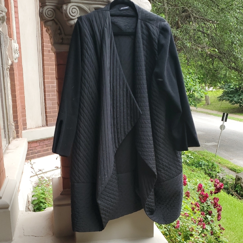 Elegant Black Quilted Coat With Cashmere Sleeves